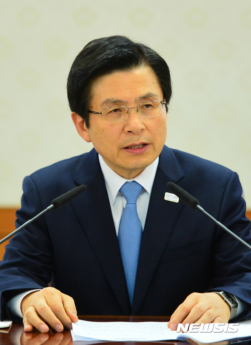 【서울=뉴시스】전진환 기자 = 황교안 대통령 권한대행 국무총리가 8일 오전 산불대응 관계 장관회의가 열린 서울 종로구 정부서울청사 대회의실에서 모두발언을 하고 있다. 2017.05.08. amin2@newsis.com