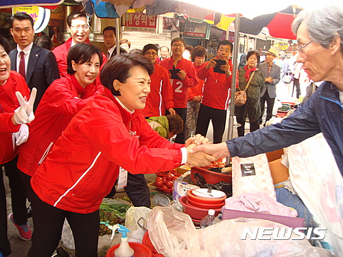 【진주=뉴시스】정경규 기자 = 홍준표 자유한국당 대선후보 부인 이순삼 여사가 공식 선거운동 마지막날인 8일 경남 진주 중앙시장에서 유권자들을 만나 홍 후보 지지를 호소하고 있다.2017.05.08.&nbsp; jkgyu@newsis.com 