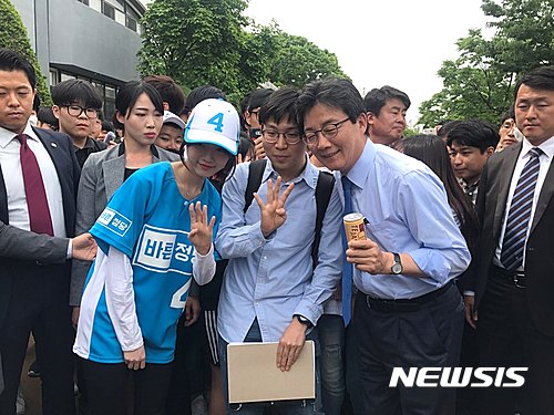 【대전=뉴시스】조명휘 기자 = 유승민 바른정당 대선후보가 8일 오전 충남대를 찾아 지지자들과 사진을 찍고 있다. 2017.05.08.&nbsp;&nbsp;&nbsp; joemedia@newsis.com