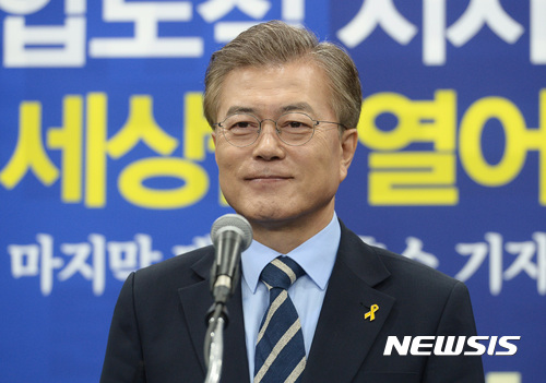 【서울=뉴시스】이영환 기자 = 문재인 더불어민주당 대선 후보가 제19대 대통령 선거일을 하루 앞둔 8일 오전 서울 여의도 더불어민주당 브리핑룸에서 대국민 호소 기자회견을 앞두고 미소짓고 있다. 2017.05.08.&nbsp; 20hwan@newsis.com