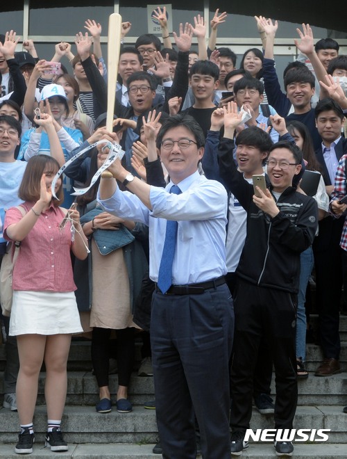 【대전=뉴시스】홍효식 기자 = 유승민 바른정당 대선후보가 8일 오전 대전 유성구 충남대학교 내에서 선물받은 야구 방망이를 들고 있다. 2017.05.08.&nbsp;&nbsp; yesphoto@newsis.com