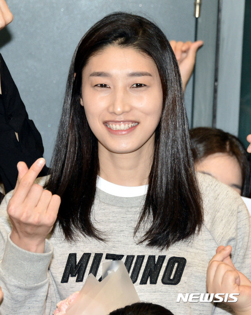 【인천공항=뉴시스】홍찬선 기자 = 배구 여제 김연경이 소속팀 페네르바체를 터키 여자배구 통산 5번째 우승을 이끌고 8일 오전 인천공항을 통해 귀국, 팬들과 기념촬영을 하고 있다. 2017.05.08.&nbsp; mania@newsis.com