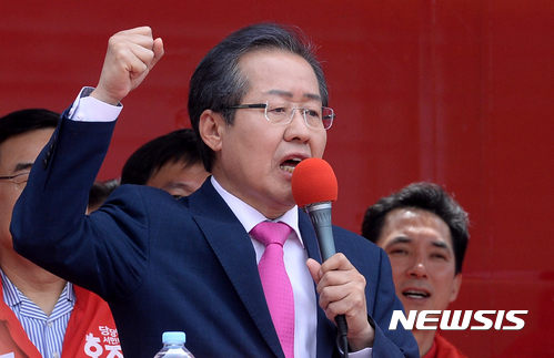 【부산=뉴시스】배훈식 기자 = 어버이날이자 제19대 대통령 선거일을 하루 앞둔 8일 오전 부산 동구 부산역 광장에서 홍준표 자유한국당 대선 후보가 선거 유세를 하고 있다. 2017.05.08.&nbsp; dahora83@newsis.com