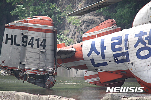  【삼척=뉴시스】 김태식 기자 = 8일 오전 11시50분께 강원 삼척시 고사리 211번지 계곡에서 산림청 산림항공본부 소속 카모프(FPA625호, KA-32T) 헬기 1대가 불시착해 있다. 2017.05.08.&nbsp; newsenv@newsis.com