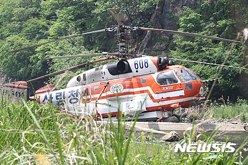 【삼척=뉴시스】 김태식 기자 = 8일 오전 11시50분께 강원 삼척시 고사리 211번지 계곡에서 산림청 산림항공본부 소속 카모프(FPA625호, KA-32T) 헬기 1대가 불시착해 있다. 2017.05.08. newsenv@newsis.com