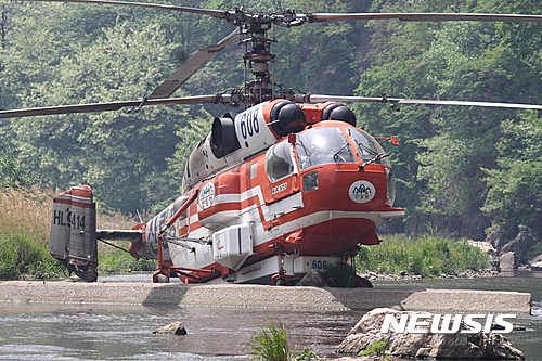 【삼척=뉴시스】 김태식 기자 = 8일 오전 11시50분께 강원 삼척시 고사리 211번지 계곡에서 산림청 산림항공본부 소속 카모프(FPA625호, KA-32T) 헬기 1대가 불시착해 있다. 2017.05.08. newsenv@newsis.com