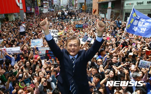 【부산=뉴시스】하경민 기자 = 19대 대통령선거를 하루앞둔 8일 오후 문재인 더불어 민주당 대선후보가 부산 부산진구 서면에서 유세를 하고 있다. 2017.05.08.&nbsp; photo@newsis.com