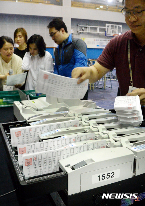 【서울=뉴시스】이종철 기자 = 마포구선관위에서 8일 오후 서울 마포구 마포구민체육센터에 제19대 대통령선거 개표소를 설치하면서 투표지 분류기 운영 시연을 하고 있다. 2017.05.08.&nbsp;&nbsp; jc4321@newsis.com