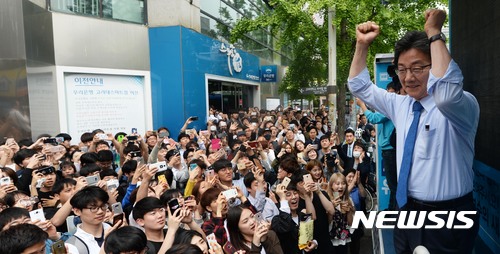 【서울=뉴시스】홍효식 기자 = 유승민 바른정당 대선후보가 제19대 대통령 선거를 하루 앞둔 8일 오후 서울 성북구 안암동 고려대학교 인근 거리에서 지지를 호소하고 있다. 2017.05.08.&nbsp;&nbsp; yesphoto@newsis.com