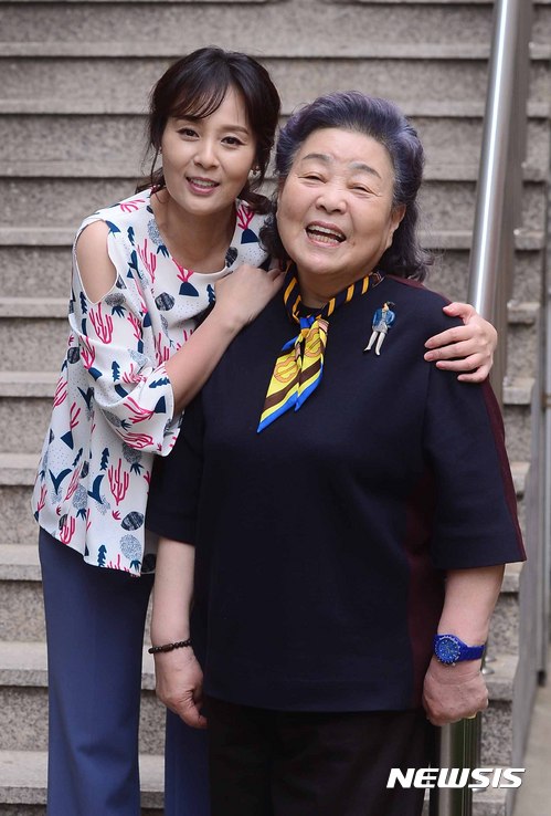 【서울=뉴시스】전신 기자 = 연극 '친정엄마와 2박3일'에 출연한 배우 강부자와 전미선이 8일 서울 중구 달개비에서 인터뷰 전 포즈를 취하고 있다. 2017.05.08.&nbsp;&nbsp; photo1006@newsis.com