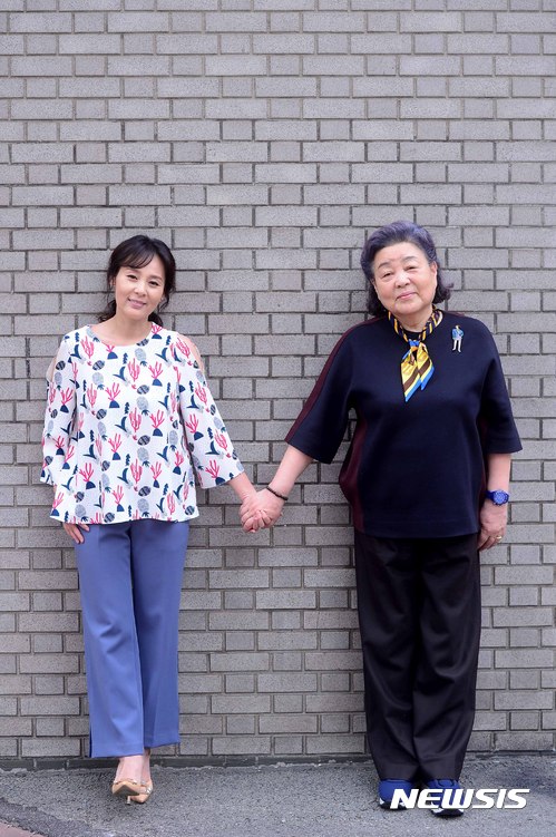 【서울=뉴시스】전신 기자 = 연극 '친정엄마와 2박3일'에 출연한 배우 강부자와 전미선이 8일 서울 중구 달개비에서 인터뷰 전 포즈를 취하고 있다. 2017.05.08.&nbsp;&nbsp; photo1006@newsis.com 