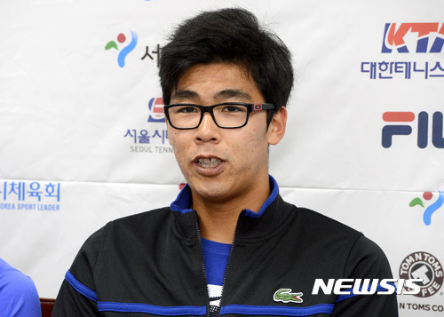 【서울=뉴시스】김선웅 기자 = BMW오픈 4강에 진출해 남자프로테니스 세계 랭킹 66위를 기록한 테니스 유망주 정현 선수가 8일 오후 서울 송파구 한국테니스협회에서 기자회견을 하고 있다. 2017.05.08.&nbsp; mangusta@newsis.com