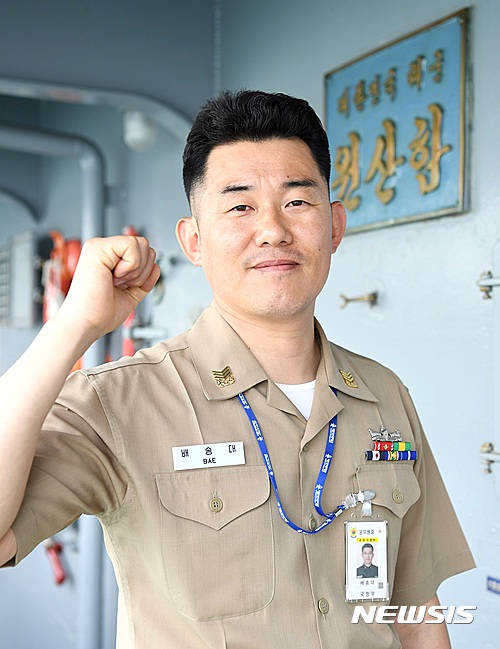 【창원=뉴시스】강경국 기자 = 지난 6일 경남 창원시 귀산터널에서 발생한 6중 추돌사고 현장에서 사고 차량의 화재 진압과 인명구조 활동에 헌신적으로 나선 의인이 해군교육사령부 실습전대 원산함 소속 배송대 상사인 것으로 뒤늦게 확인돼 미담이 되고 있다. 2017.05.08. (사진=해군교육사령부 배준호 중사 제공)&nbsp; kgkang@newsis.com