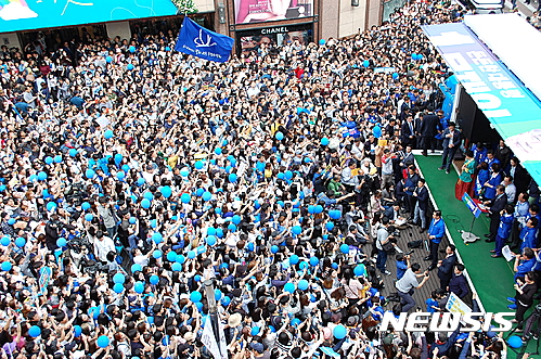 【대구=뉴시스】정창오 기자 = 8일 오후 대구 중구 동성로 대구백화점 광장에서 열린 문재인 더불어민주당 대선후보 유세장에 수많은 지지자들이 몰려 있다. 2017.05.08.&nbsp; jco@newsis.com