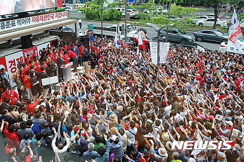 【대구=뉴시스】정창오 기자 = 8일 오후 대구 중구 반월당 동아쇼핑 앞에서 홍준표 자유한국당 대선후보의 '대구·경북대첩' 유세가 열리고 있다. 2017.05.08.&nbsp; jco@newsis.com