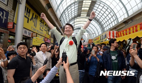 【천안=뉴시스】강종민 기자 = 안철수 국민의당 대선후보가 19대 대선을 하루 앞둔 8일 오후 천안 중앙시장 방문해 시민들에게 지지를 호소하고 있다. 2017.05.08. photo@newsis.com