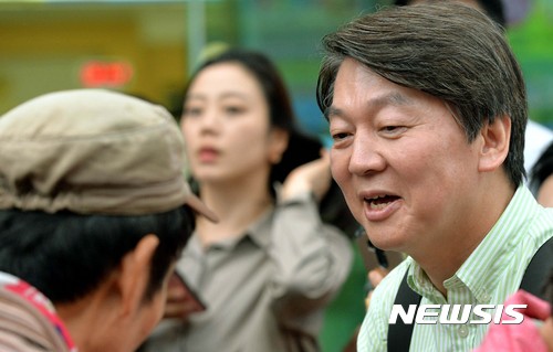 【천안=뉴시스】강종민 기자 = 안철수 국민의당 대선후보가 19대 대선을 하루 앞둔 8일 오후 천안 중앙시장 방문해 시민들과 인사를 나누고 있다. 유세 마지막 날 피곤으로 인해 안 후보의 부르튼 입술이 눈길을 끈다. 2017.05.08. photo@newsis.com