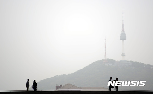 【서울=뉴시스】김선웅 기자 = 중국발 황사로 인해 전국적으로 미세먼지가 기승을 부린 8일 오후 서울 도심이 흐린 모습을 보이고 있다. 2017.05.08.  mangusta@newsis.com 