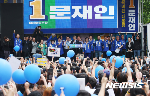 【대구=뉴시스】박영태 기자 = 문재인 더불어민주당 대선후보가 8일 오후 대구광역시 중구 동성로 대구백화점 앞 광장에서 진행된 대구지역 유세에서 환호하는 시민을 향해 엄지척 하고 있다. 2017.05.08. photo@newsis.com