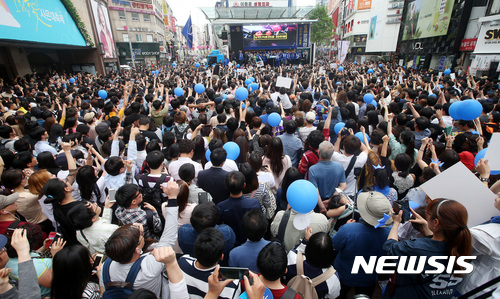 【대구=뉴시스】박영태 기자 = 문재인 더불어민주당 대선후보가 8일 오후 대구광역시 중구 동성로 대구백화점 앞 광장에서 진행된 대구지역 유세에서 연호하는 시민을 향해 엄지척 하고 있다. 2017.05.08. photo@newsis.com