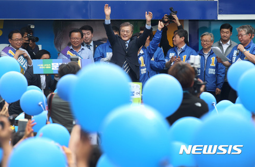 【대구=뉴시스】박영태 기자 = 문재인 더불어민주당 대선후보가 8일 오후 대구광역시 중구 동성로 대구백화점 앞 광장에서 진행된 대구지역 유세에서 연호하는 시민을 향해 손을 들어 인사하고 있다. 2017.05.08. photo@newsis.com