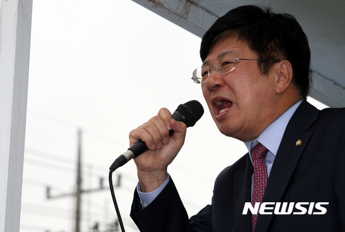 【광주=뉴시스】신대희 기자 = 이종구 바른정당 정책위의장이 제19대 대통령 선거를 하루 앞둔 8일 오후 광주 북구 운암동 운암교회 앞 유세차량에 올라 유승민 후보의 지지를 호소하고 있다. 2017.05.08. sdhdream@newsis.com