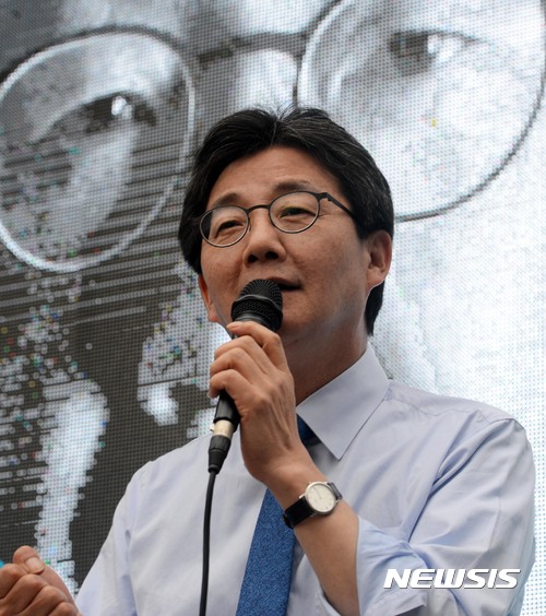 【서울=뉴시스】홍효식 기자 = 유승민 바른정당 대선후보가 8일 오후 서울 중구 청계천 인근에서 열린 유세에서 지지를 호소하는 연설을 하고 있다. 2017.05.08.&nbsp;&nbsp; yesphoto@newsis.com