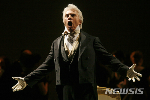 【뉴욕=AP/뉴시스】러시아 오페라 가수 드미트리 흐보로스토프스키가 지난 2007년 2월6일 미국 뉴욕에서 오페라 ‘예프게니 오네긴’의 리허설을 하고 있다.&nbsp; 2년 넘게 뇌종양으로 투병하던 흐보로스토프스키가 22일(현지시간) 55세의 일기로 사망했다고 타스통신, 러시아투데이(RT) 등 외신들이 보도했다. 2017.11.22 