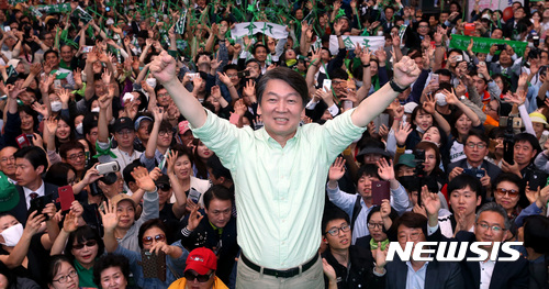 【대전=뉴시스】강종민 기자 = 제19대 대통령 선거를 하루 앞둔 8일 오후 안철수 국민의당 대선후보가 대전시 중구 문화의 거리에서 마무리 선거유세를 펼치며 필승을 다짐하고 있다. 2017.05.08.&nbsp; photo@newsis.com