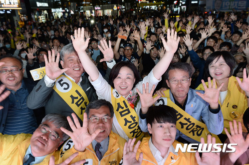 【서울=뉴시스】임태훈 기자 = 심상정 정의당 대선후보가 8일 오후 서울 서대문구 현대유플렉스 앞에서 열린 '심상정X촛불시민과 함께하는 12시간 필리버스킹에서 '노동이 당당한 나라' 집중유세를 마치고 지지자들과 함께 기념촬영하고 있다. 2017.05.08.&nbsp; taehoonlim@newsis.com