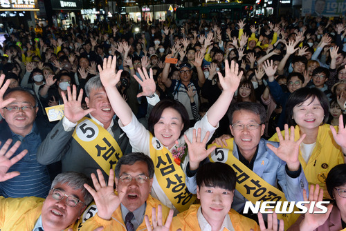 【서울=뉴시스】임태훈 기자 = 심상정 정의당 대선후보가 8일 오후 서울 서대문구 현대유플렉스 앞에서 열린 '심상정X촛불시민과 함께하는 12시간 필리버스킹에서 '노동이 당당한 나라' 집중유세를 마치고 지지자들과 함께 기념촬영하고 있다. 2017.05.08.&nbsp; taehoonlim@newsis.com