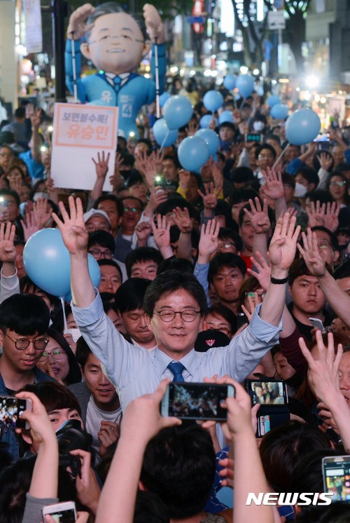 【서울=뉴시스】홍효식 기자 = 유승민 바른정당 대선후보가 8일 오후 서울 중구 명동 눈스퀘어 앞에서 시민들의 환호에 화답하며 지지를 호소하고 있다. 2017.05.08.&nbsp; yesphoto@newsis.com
