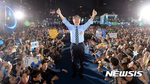 【서울=뉴시스】박영태 기자 = 문재인 더불어민주당 대선후보가 8일 오후 서울 광화문광장에서 진행된 제19대 대통령 선거 마지막 유세에서 엄지척을 하고 있다. 2017.05.08. since1999@newsis.com
