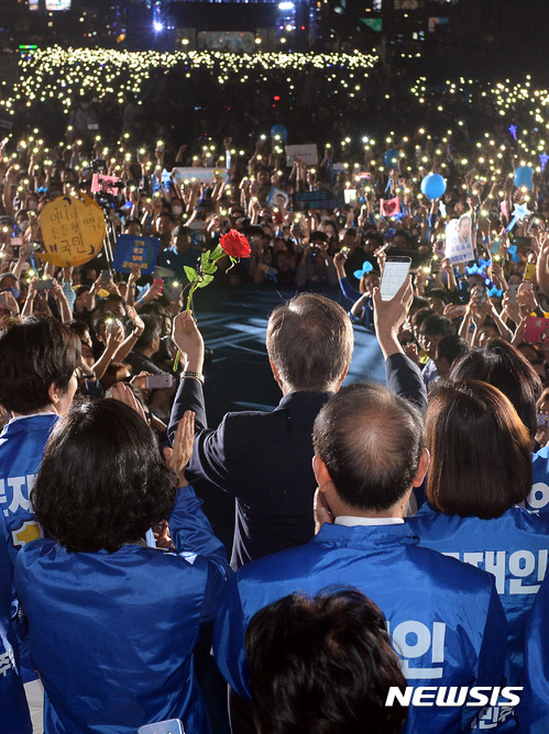 【서울=뉴시스】박영태 기자 = 문재인 더불어민주당 대선후보가 8일 오후 서울 광화문광장에서 진행된 제19대 대통령 선거 마지막 유세에서 장미꽃을 들고 있다. 2017.05.08. since1999@newsis.com