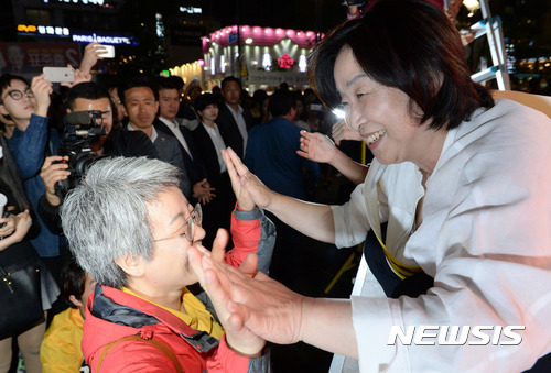 【서울=뉴시스】임태훈 기자 = 심상정 정의당 대선후보가 8일 오후 서울 서대문구 현대유플렉스 앞에서 열린 '심상정X촛불시민과 함께하는 12시간 필리버스킹에서 '노동이 당당한 나라' 집중유세를 마치고 유권자들과 하이파이브하며 지지를 호소하고 있다. 2017.05.08.&nbsp; taehoonlim@newsis.com