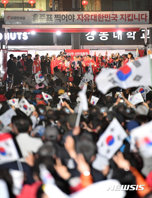 【서울=뉴시스】배훈식 기자 = 19대 대통령선거를 하루 앞둔 8일 서울 중구 대한문 앞에서 열린 홍준표 자유한국당 대선후보의 집중유세에서 지지자들이 홍 후보의 이름을 외치고 있다. 2017.05.08.&nbsp; photo@newsis.com 