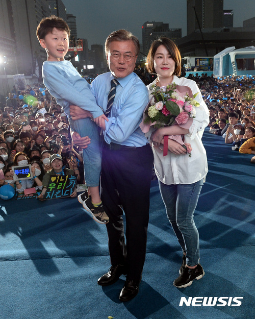 【서울=뉴시스】박영태 기자 = 문재인 더불어민주당 대선후보가 8일 오후 서울 광화문광장에서 진행된 제19대 대통령 선거 마지막 유세에서 딸 문다혜 씨와 손자로부터 카네이션을 선물받고 기념촬영을 하고 있다. 2017.05.08. since1999@newsis.com