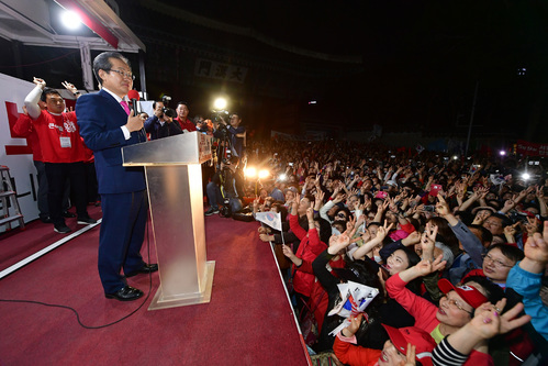 【서울=뉴시스】배훈식 기자 = 홍준표 자유한국당 대선후보가 제19대 대통령선거를 하루 앞둔 8일 서울 중구 대한문 앞에서 열린 집중 유세에서 지지를 호소하고 있다. 2017.05.08.&nbsp; photo@newsis.com 