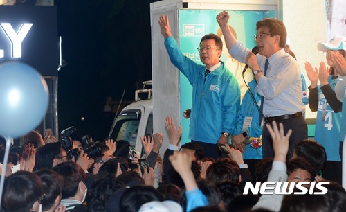 【서울=뉴시스】홍효식 기자 = 유승민 바른정당 대선후보가 8일 오후 서울 마포구 홍대 거리에서 열린 마지막 유세에서 지지를 호소하는 연설을 하고 있다. 2017.05.08.&nbsp; yesphoto@newsis.com