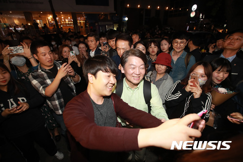 【서울=뉴시스】강종민 기자 = 안철수 국민의당 대선후보가 19대 대선 투표일을 하루 앞둔 8일 밤 서울 마포구 서교동 홍대 걷고 싶은 거리 일대에서 도보 유세를 펼치며 시민들에게 지지를 호소하고 있다. 2017.05.08.&nbsp; photo@newsis.com&nbsp; 