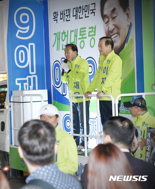 【서울=뉴시스】김진아 기자 = 이재오 늘푸른한국당 대선후보가 8일 밤 서울 홍대거리에서 마지막 유세를 하고 있다. 2017.05.08. (사진=늘푸른한국당 제공)&nbsp; photo@newsis.com&nbsp; 