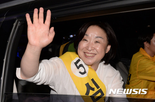 【서울=뉴시스】임태훈 기자 = 심상정 정의당 대선후보가 8일 오후 서울 서대문구 현대유플렉스 앞에서 열린 '심상정X촛불시민과 함께하는 12시간 필리버스킹유세를 마치고 차량에 탑승해 유권자들에게 인사하고 있다. 2017.05.08.&nbsp; taehoonlim@newsis.com