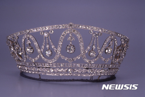 【카를스루에=AP/뉴시스】독일의 한 주립 박물관이 제공한 다이아몬드 왕관 사진. 뷔르템베르크주(州) 경찰은 8일(현지시간) 카를스루에에 있는 주립 박물관은 지난 달 29일 보관 중이던 367개 다이아몬드로 장식된 왕관이 도난당한 사실을 알았다고 밝혔다. 한 공작부인이 소유했던 왕관의 가치는 120억 유로(약 14억 8700만 원)에 달하는 것으로 알려졌다. 2017.05.09 