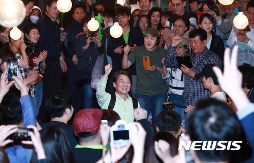 【서울=뉴시스】강종민 기자 = 안철수 국민의당 대선후보가 19대 대선 투표일을 하루 앞둔 8일 밤 서울 마포구 서교동 홍익대 인근 카페에서 '국민승리로 여는 미래' 오픈 스튜디오 행사에 참석하며 지지자들에게 인사하고 있다. 2017.05.08.&nbsp; photo@newsis.com 