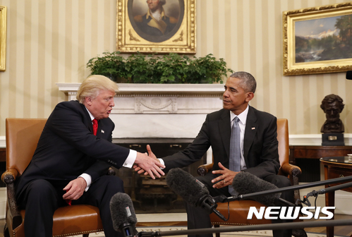 【워싱턴=AP/뉴시스】2016년 대선에서 승리한 도널드 트럼프 미 대통령 당선자와 버락 오바마 전 미 대통령이 백악관 집무실에서 만나는 장면. 트럼프가 21일(현지시각) 이 장면을 조작해 오바마가 체포되는 가장 동영상을 자신의 트루스 소셜 계정에 올렸다. 2025.7.22. 