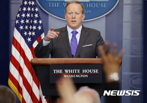 【워싱턴 =AP/뉴시스】션 스파이서 백악관 대변인이 8일(현지시간) 일일 브리핑에서 기자들에게 트럼프 대통령의 법관임명에 대해 질문을 받고 있다. 2017.05.09 