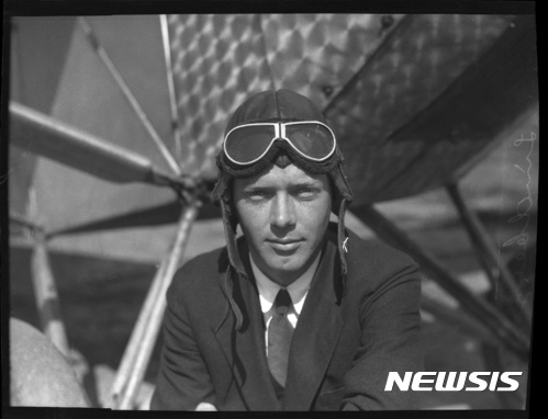 【샌디에이고= AP/뉴시스】 = 1927년 3월 1일 샌디에이고의 라이언 항공사가 제작한 대서양횡단용 특별 항공기 앞에서 포즈를 취한 당시 25세의 찰스 린드버그. 이 사진들은 90년 동안 신문사 자료보관소에서 잠자고 있다가 이번주 일요판을 통해 공개되었다.&nbsp;&nbsp; 