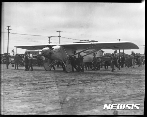 【AP/뉴시스】 = 1927년 4월 28일 촬영된 찰스 린드버그의 비행기의 시험비행 직전 모습. 샌디에이고에서 라이언 항공사가 주문제작한 이 비행기의 사진들은 샌디에이고 유니언-트리뷴지의 신문사 자료보관소에서 90년 간 잠자고 있다가 이번 일요판에 게재되었다.&nbsp;&nbsp; 