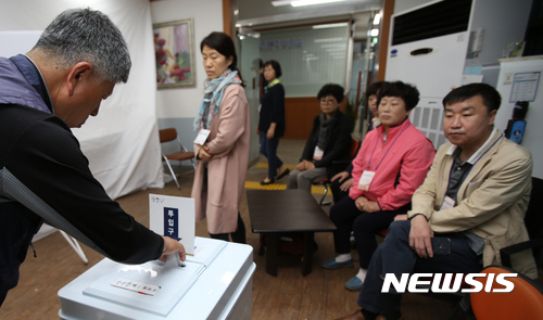 【강릉=뉴시스】김경목 기자 = 9일 오전 강원 강릉시 성산면사무소에 설치된 제19대 대통령선거 성산면 제1투표소에서 투표 참관인들이 투표함 투입구에 들어가는 투표용지를 철저히 감시하고 있다. 2017.05.09. photo31@newsis.com