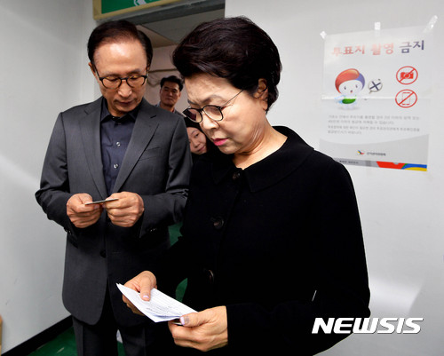 【서울=뉴시스】추상철 기자 = 이명박 전 대통령이 김윤옥 여사와 함께 9일 오전 서울 강남구 논현아파트 회의실에 마련된 논현1동 3투표소에서 투표를 위해 줄서 있다. 2017.05.09. photo@newsis.com 